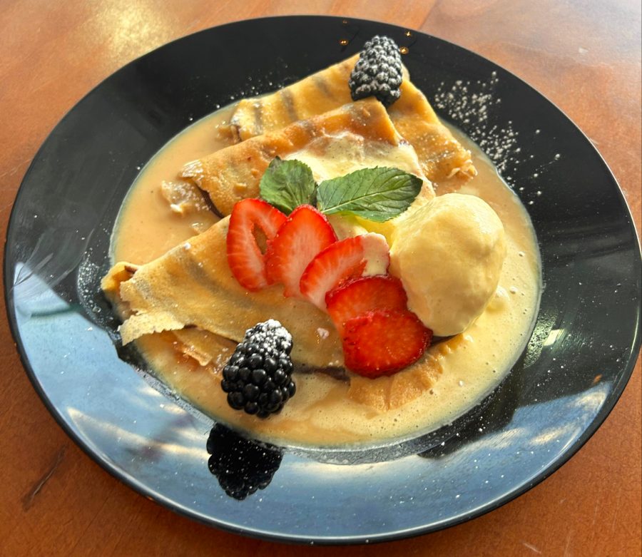 Crepas con fresa, zarzamora y helado.